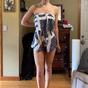 Beautiful Patterned Blue and White Strapless Romper size 6 Brand New w Tags